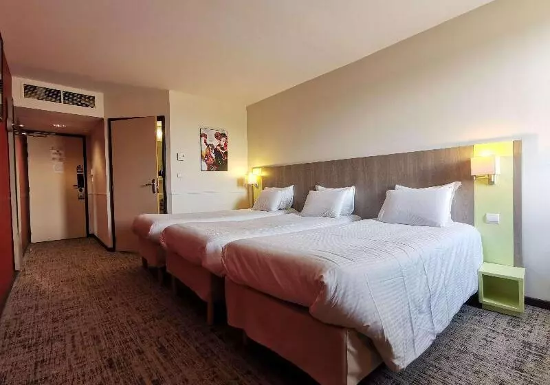 Standard Triple Room, Kyriad Chartres