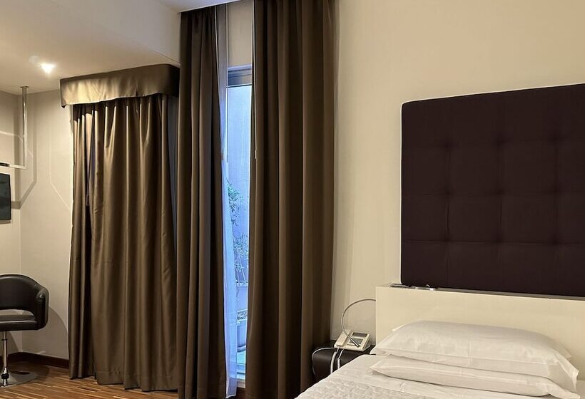 غرفة قياسية ثلاثية, La Bussola