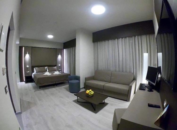 جناح جونيور, Santin