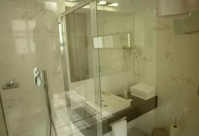 اتاق سوپریور سه تخته, Universal
