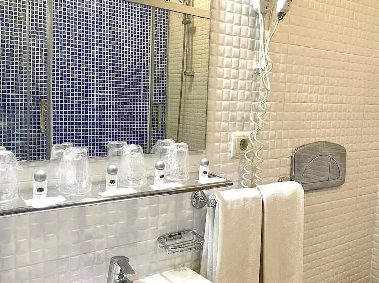 اتاق خانوادگی, Universal