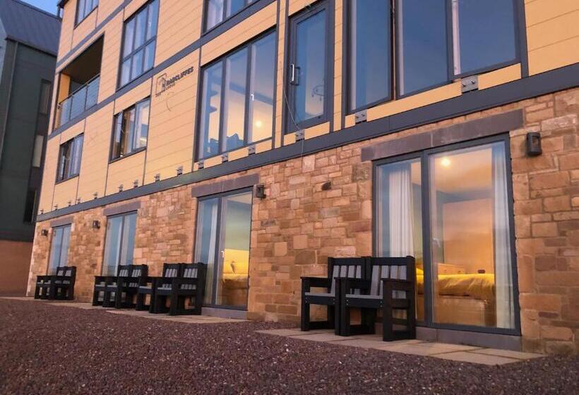 家庭间, Radcliffes Lodge