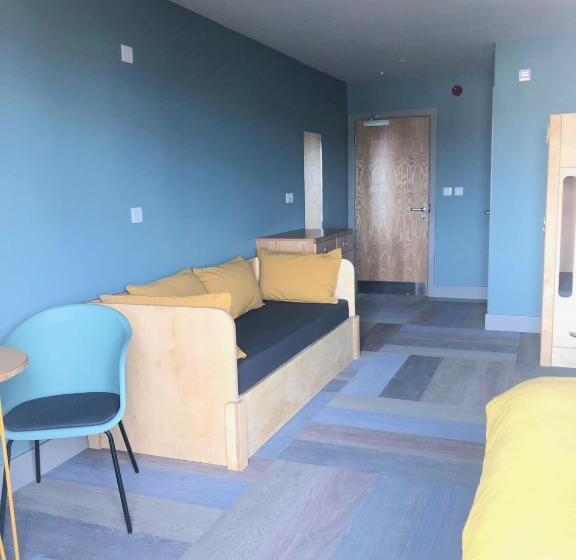 家庭间, Radcliffes Lodge