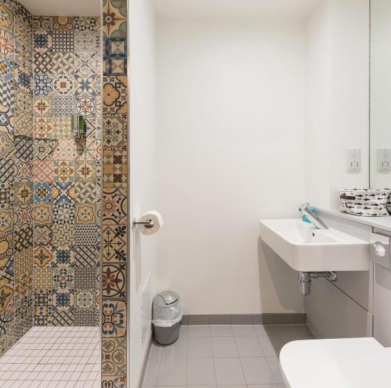 家庭间, Radcliffes Lodge