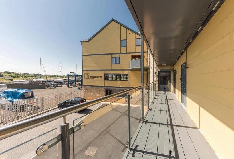 家庭间, Radcliffes Lodge