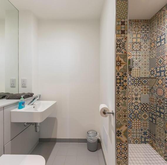 家庭间, Radcliffes Lodge