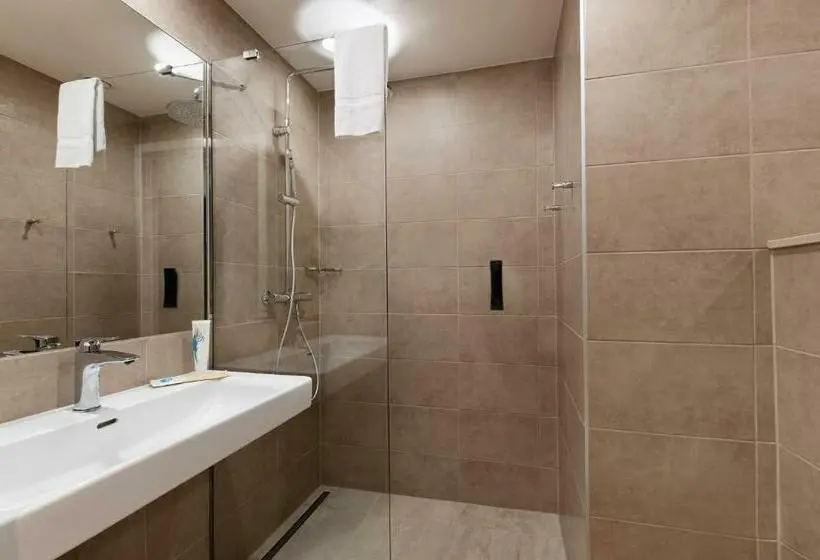 3-Bett-Standardzimmer, B&b Hotel Oftringen
