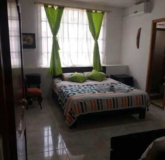 Standard-huone, Luis ángel