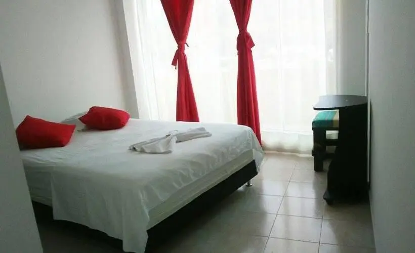 Standard Kolmen Hengen Huone, Luis ángel