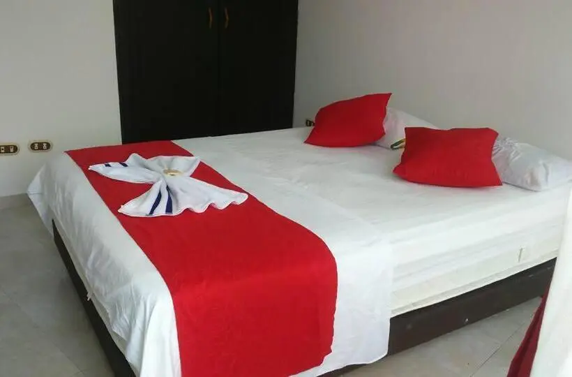 Standard Kolmen Hengen Huone, Luis ángel
