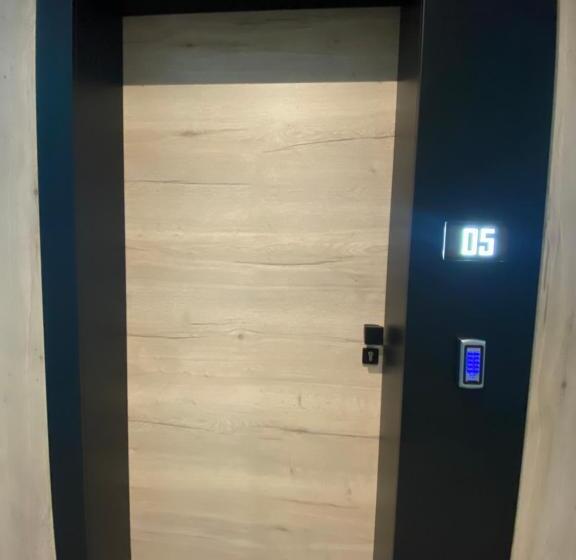 اتاق لوکس با تخت بزرگ, Super Seven Inn