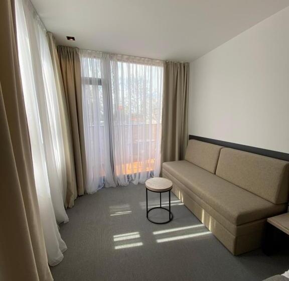 اتاق لوکس, Super Seven Inn