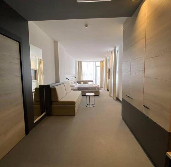 اتاق لوکس, Super Seven Inn