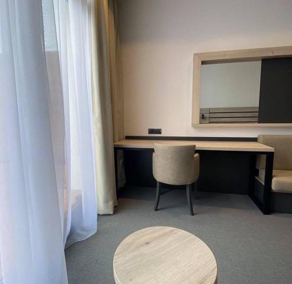 اتاق لوکس با تخت بزرگ, Super Seven Inn