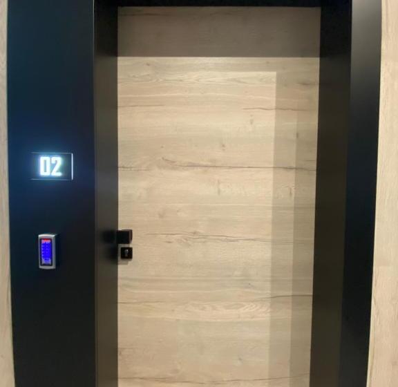 اتاق لوکس, Super Seven Inn