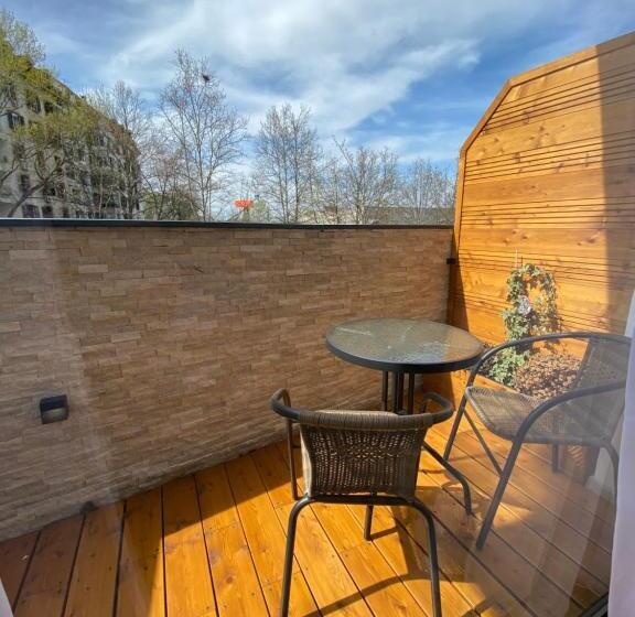 اتاق لوکس, Super Seven Inn