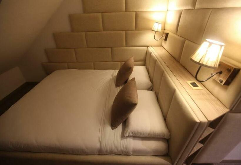 이코노미 룸, Alpin Llogara