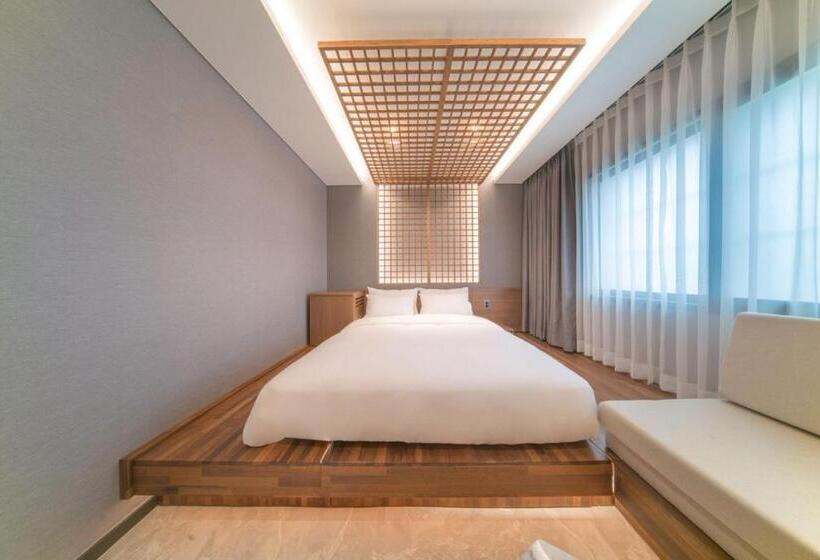 디럭스 룸, Yeon Hwa Moon