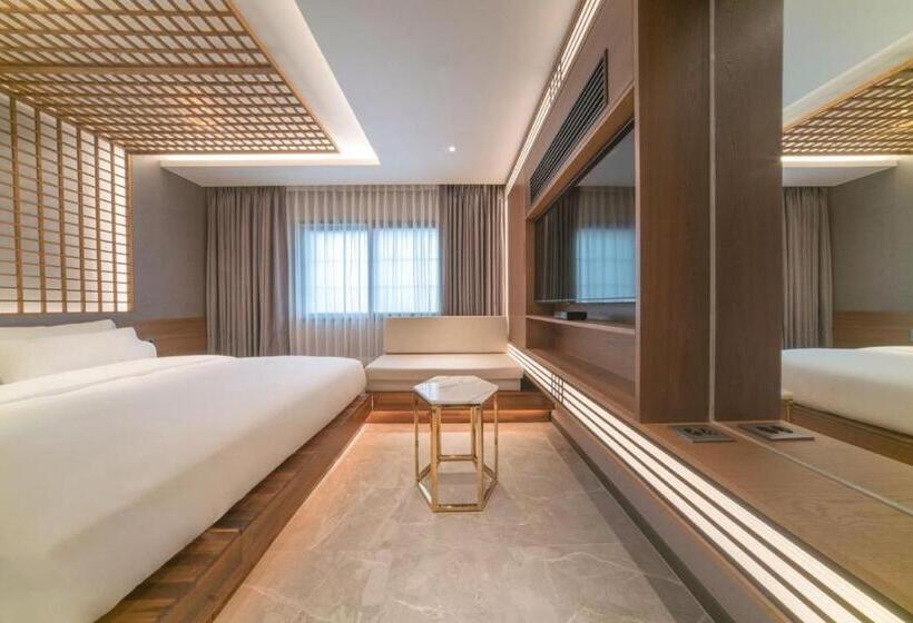 디럭스 룸, Yeon Hwa Moon