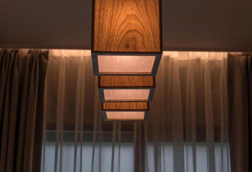 패밀리 스위트, Yeon Hwa Moon