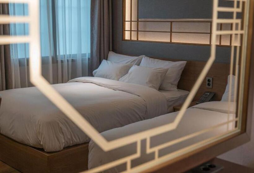 패밀리 스위트, Yeon Hwa Moon