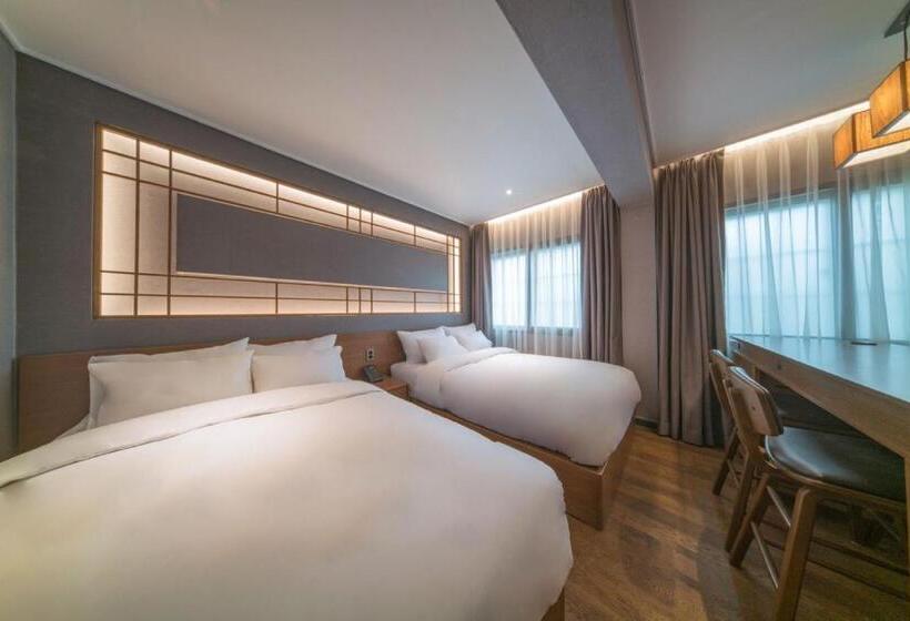 패밀리 스위트, Yeon Hwa Moon