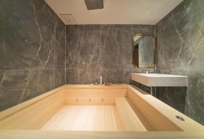 패밀리 스위트, Yeon Hwa Moon