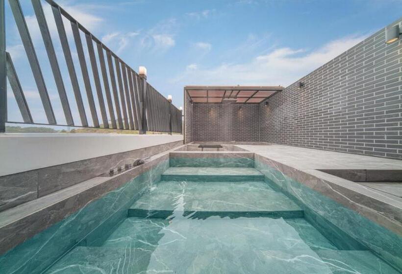 테라스 스위트, Yeon Hwa Moon