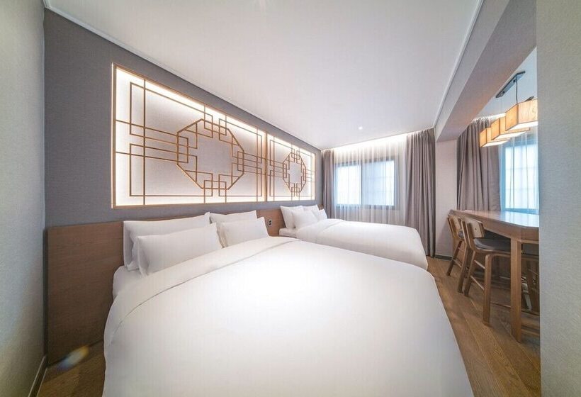 패밀리 스위트, Yeon Hwa Moon