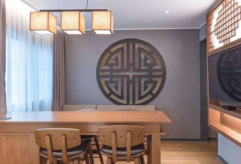 패밀리 스위트, Yeon Hwa Moon