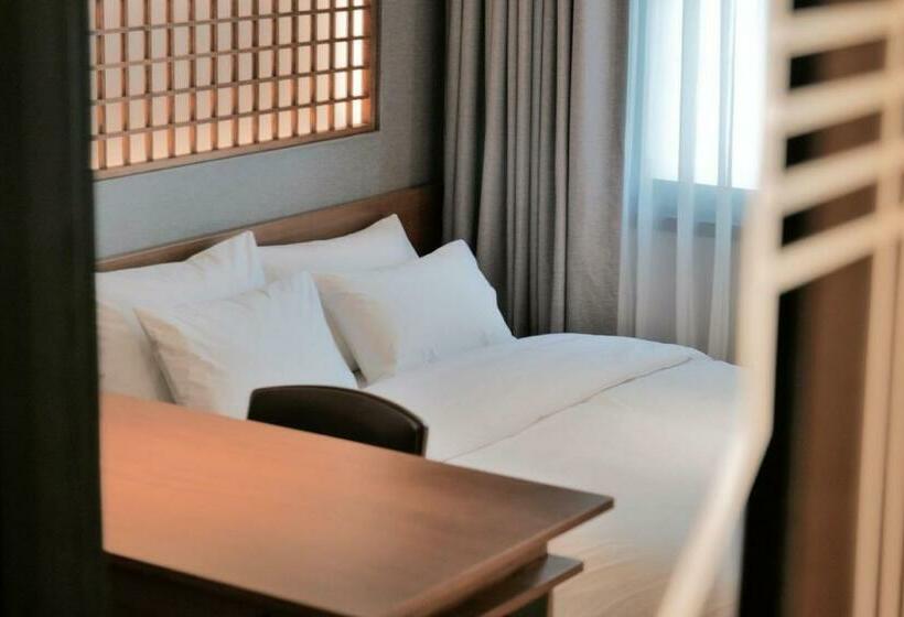 디럭스 룸, Yeon Hwa Moon