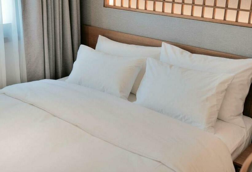 디럭스 룸, Yeon Hwa Moon