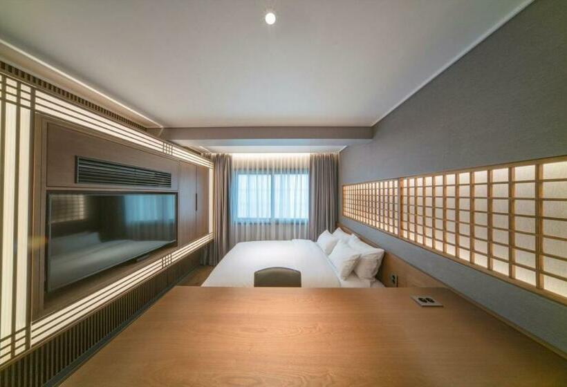 디럭스 룸, Yeon Hwa Moon