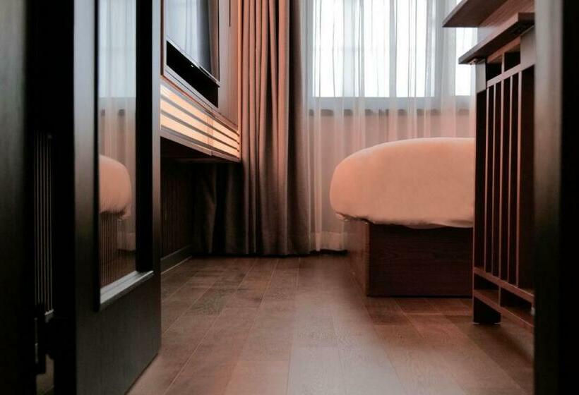 디럭스 룸, Yeon Hwa Moon