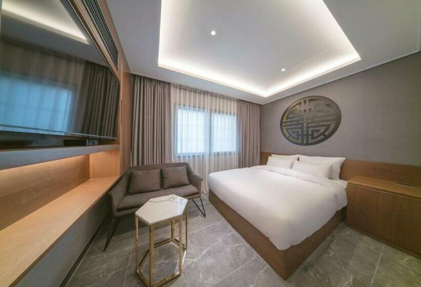 디럭스 룸, Yeon Hwa Moon