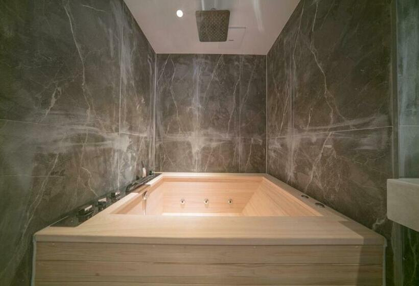 디럭스 룸, Yeon Hwa Moon