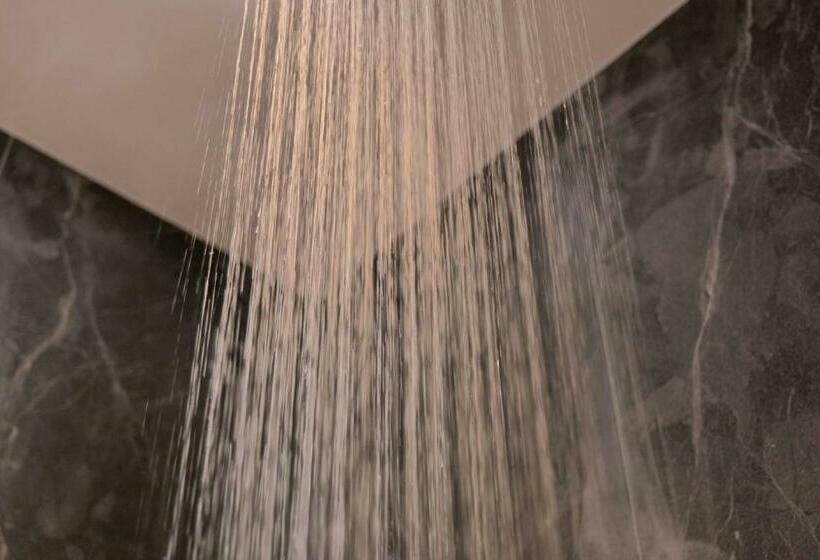 디럭스 룸, Yeon Hwa Moon