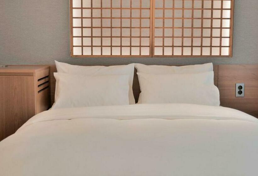 디럭스 룸, Yeon Hwa Moon