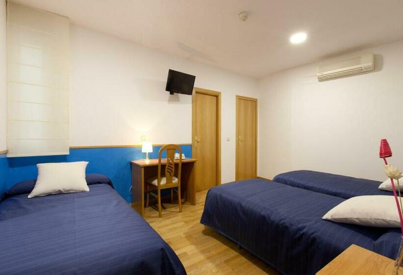 اتاق استاندارد سه نفره, Hostal Montaloya