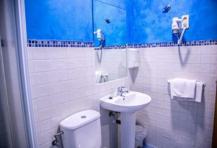 اتاق استاندارد سه نفره, Hostal Montaloya