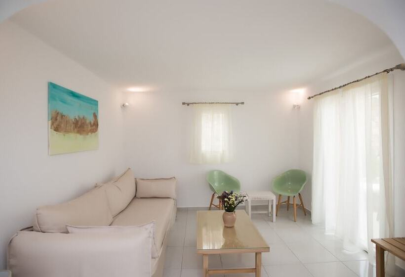 חדר משפחתי דלוקס, Charissi