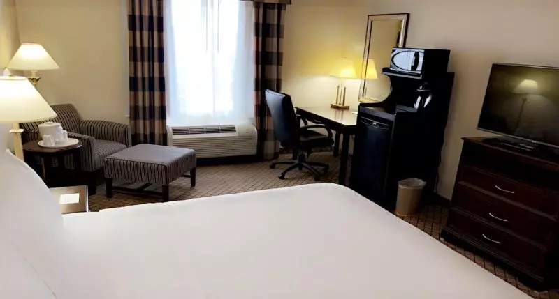 身障者適用キングサイズベッドルーム, Holiday Inn Express & Suites Huntsville, An Ihg