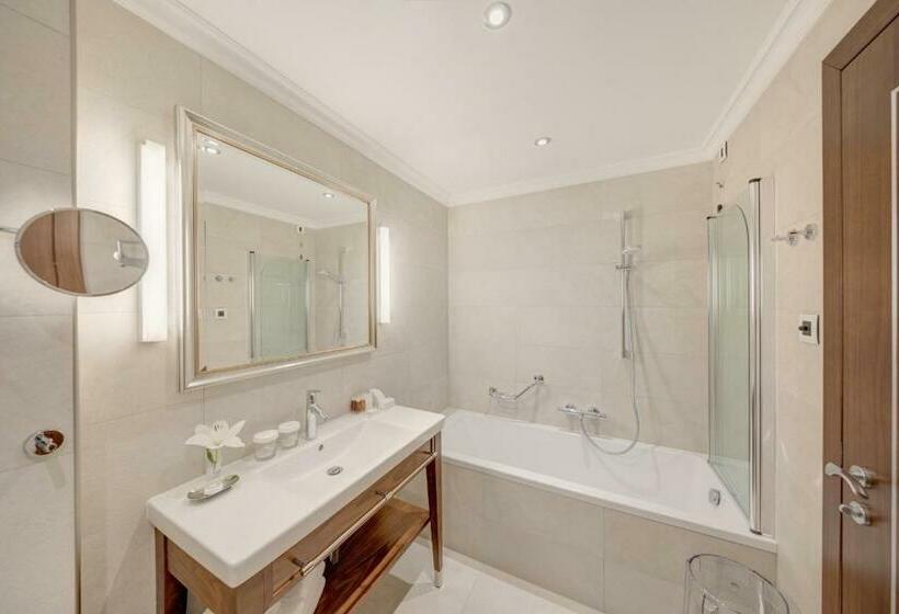 غرفة قياسية مطلّة علي البحر مزوَّدة بشُرفة, More