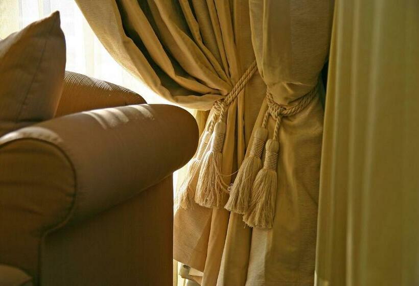 غرفة قياسية مطلّة علي البحر مزوَّدة بشُرفة, More