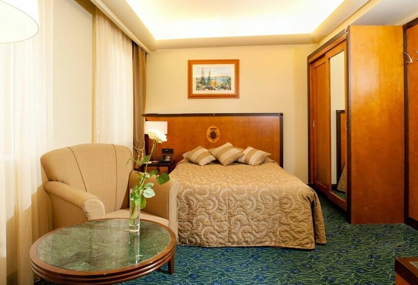 غرفة كلاسيكية, More