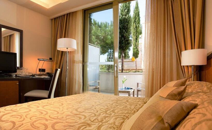 غرفة كلاسيكية مع بلكونة, More