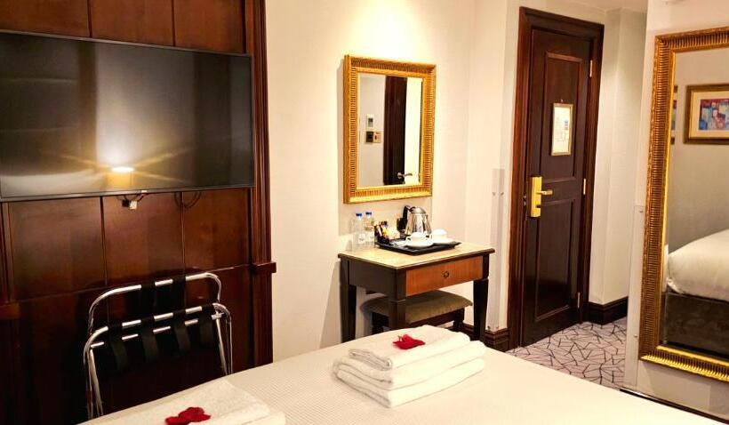 Номер Стандарт, Hyde Park International