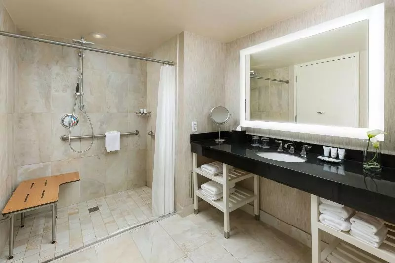 اتاق استاندارد با تخت بزرگ, The Westin Arlington