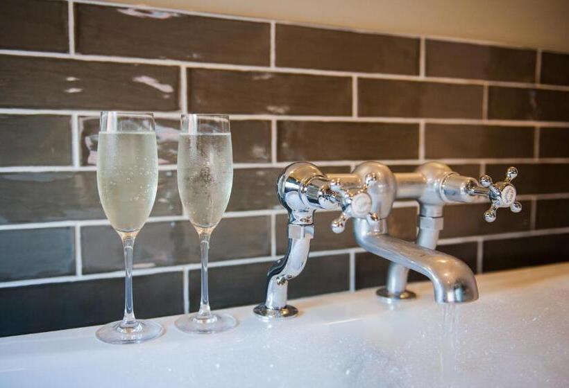 デラックスルーム, The White Hart, Overton