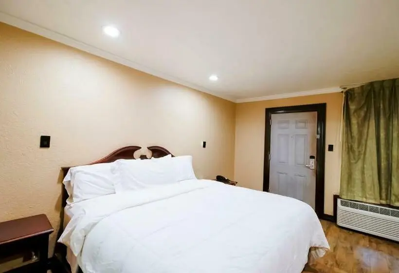 キングサイズベッドのスタンダードルーム, Oyo Pinewood Inn & Suites Silsbee